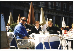 Dan, Meg, Johanna in Plaza Mayor, Madrid