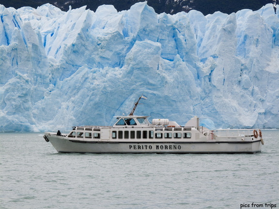 tourist boat in front of the PErito Moreno glacier